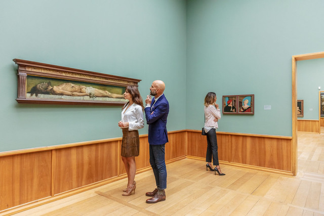 Kunstliebhaber vor Holbein Werk im Kunstmuseum Basel // Art lovers in front of Holbein's work